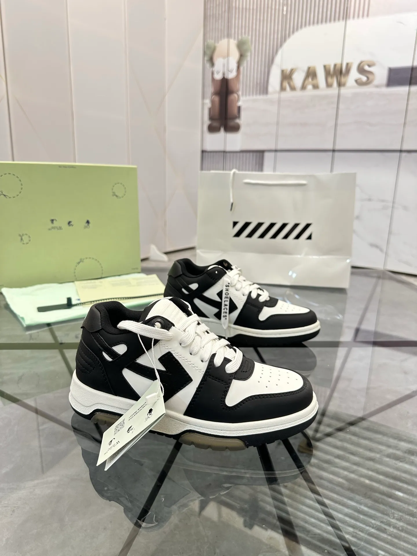 Selling men's shoes 💰: 💰P560¥ High-end top quality (leather buckle plus 10) Product trademark: OFF WHITE * "OFF WHITE*" low-top casual shoes Regular size: 35-45 (can be customized to 46) Couple style Product material: imported first-layer cowhide leather upper, breathable lining, original outsole. No.: H203